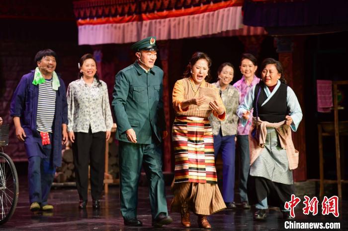 圖為西藏本土話劇《八廓街北院》演出現(xiàn)場(chǎng)。　貢嘎來(lái)松 攝