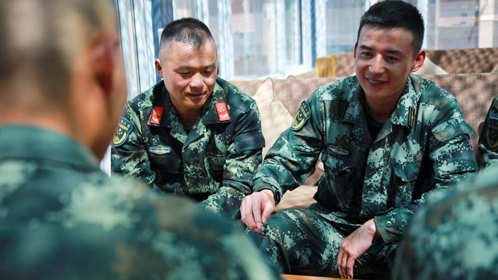 官兵正在陽(yáng)光棚內(nèi)優(yōu)雅的環(huán)境中下象棋。