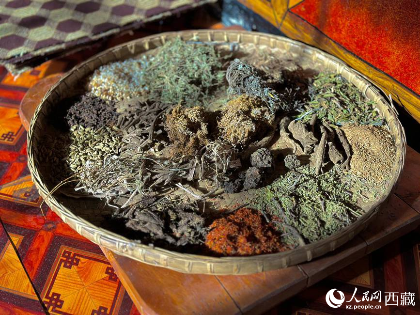 制作藏香的草本原料。人民網(wǎng)記者 次仁羅布攝
