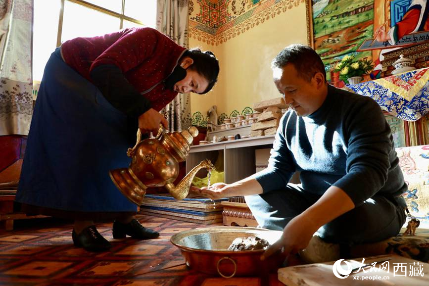 柏木泥與香料糅合成團(tuán)。人民網(wǎng)記者 次仁羅布攝