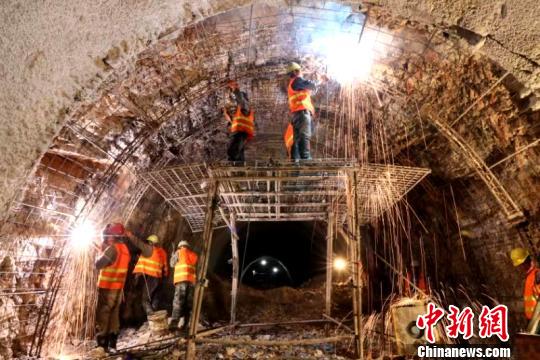 圖為施工人員正在進行隧道支護焊接作業(yè)。　陳暢 攝