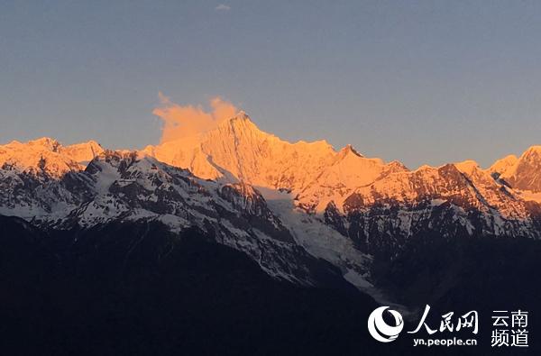 迪慶梅里雪山“日照金山”景觀。（供圖）