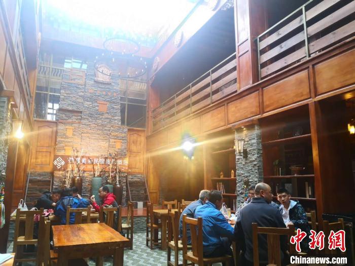 圖為扎尕那的藏式民宿酒店中，游客正在用餐。　史靜靜 攝