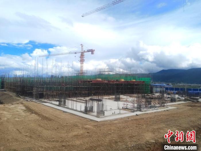 圖為香格里拉站實現(xiàn)封頂。中國鐵路昆明局集團供圖