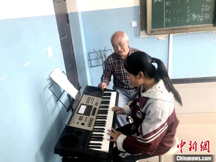 圖為趙興洲教學生彈電子琴。受訪者提供
