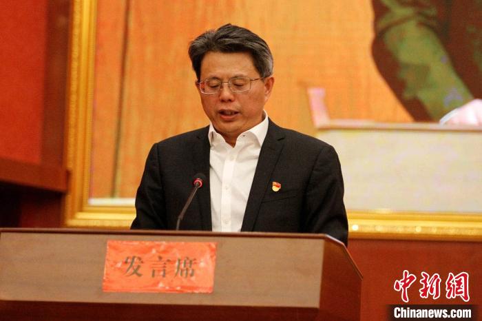 圖為果洛州委常委、副州長、上海市援青聯(lián)絡(luò)組組長馮志勇總結(jié)對口支援十年工作?！」逯菸麄鞑抗﹫D 攝