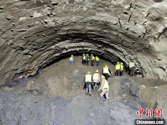 圖為久馬高速查針梁子隧道施工現(xiàn)場?！⊥貔i 攝