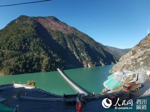 這條單跨353米索道橋，是全國最長的民用重載索道橋，技術(shù)要求高，施工難度極大。僅完成進行便道、索道橋施工就用了一年時間。郭瑩 攝