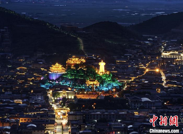 圖為滇藏茶馬古道重鎮(zhèn)獨(dú)克宗古城已成為知名旅游景點(diǎn)?！『蜁匝?攝