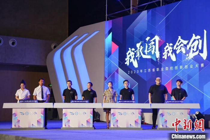 圖為拉東參加“建行杯”第六屆中國國際“互聯(lián)網(wǎng)+”大學(xué)生創(chuàng)新創(chuàng)業(yè)大賽省賽。　受訪者供圖 攝