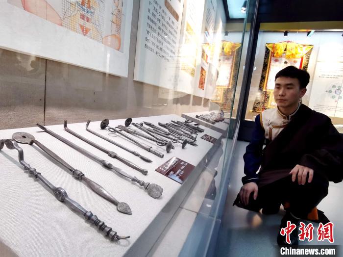 圖為陳展的藏醫(yī)手術器械?！?zhí)砀?攝