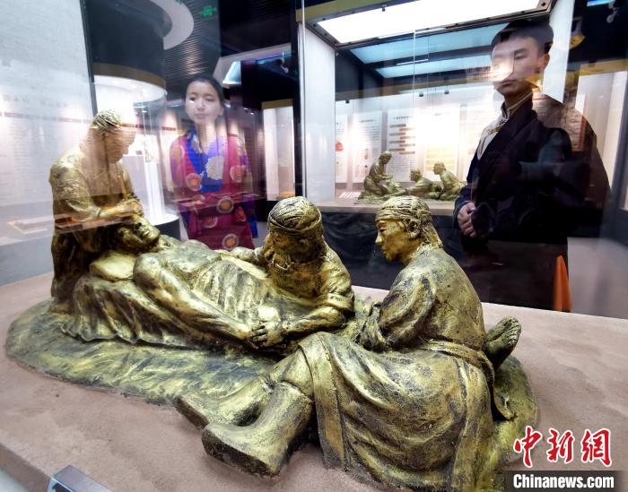 圖為模擬的藏醫(yī)眼科手術(shù)場(chǎng)景?！?zhí)砀?攝