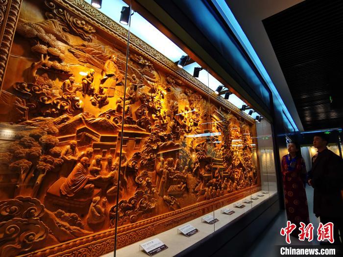 圖為青海大學(xué)民族醫(yī)學(xué)博物館陳展的歷代知名藏醫(yī)浮雕?！?zhí)砀?攝