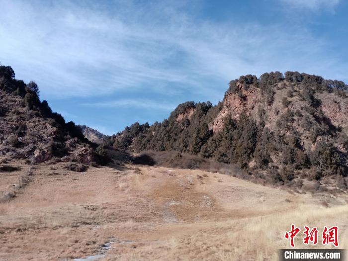 圖為坎布拉外圍地區(qū)的古火山口。孫揚(yáng)益 供圖 孫揚(yáng)益 供圖 攝