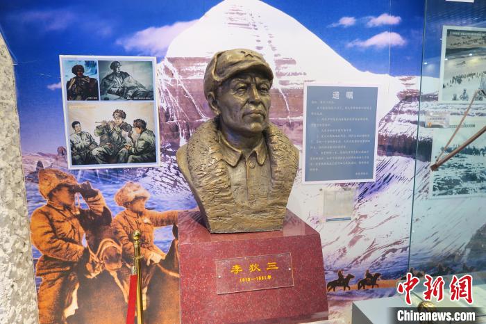 圖為南疆軍區(qū)某合成團1連榮譽室，雕像是進藏先遣英雄連總指揮李狄三?！畛坛?攝