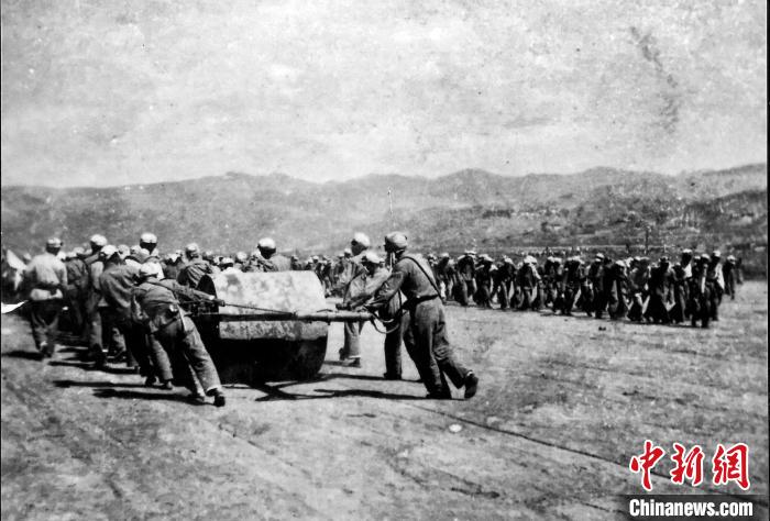 十八軍戰(zhàn)士修建機場跑道。(歷史圖片由十八軍后代張小康提供，劉炳科翻拍)