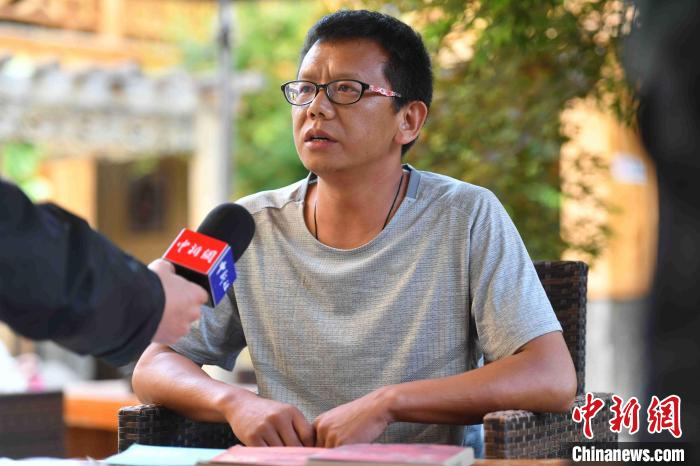 圖為和澗秋接受記者采訪?！⑷疥?攝