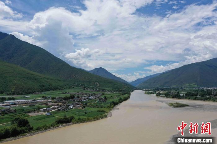 圖為航拍金江鎮(zhèn)，農(nóng)田里綠意盎然?！⑷疥?攝