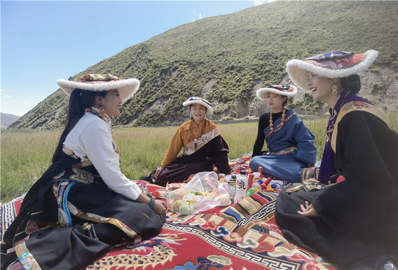 拉姆和她的朋友們在砂場修復(fù)點(diǎn)耍壩子。甘孜州石渠生態(tài)環(huán)境局供圖