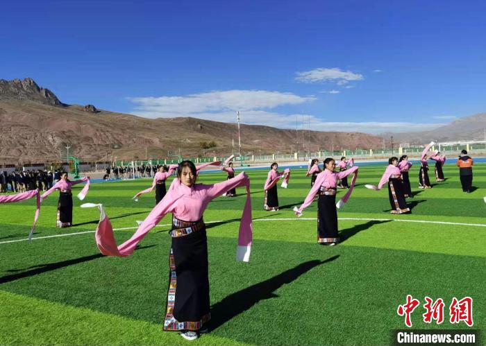 圖為青海師范大學(xué)附屬玉樹實驗學(xué)校學(xué)生在綠茵場跳起囊謙古舞—卓根瑪?！“讋?攝