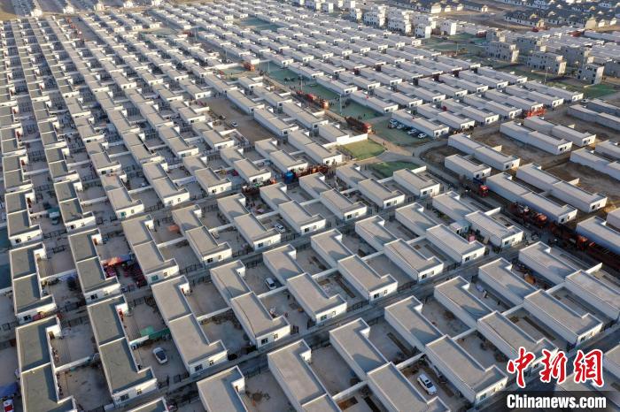 圖為蘭州新區(qū)移民安置區(qū)?！《P 攝
