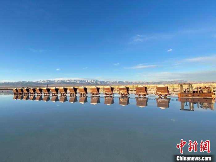 圖為小火車倒影在湖中，湖面如圖明鏡一般?！●R翔 攝