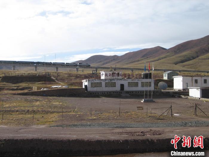 圖為青藏鐵路通車后列車經(jīng)過中鐵西北院風(fēng)火山觀測站。(資料圖) 中鐵西北科學(xué)研究院供圖