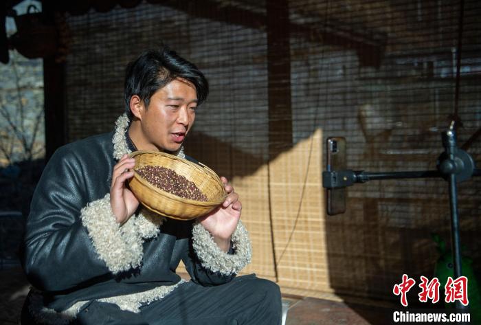 洛桑在鏡頭前介紹家鄉(xiāng)特產(chǎn)。　劉忠俊 攝