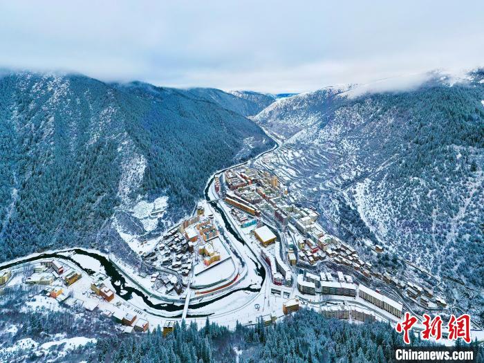 壤塘的雪后美景?！∪捞量h融媒體中心供圖