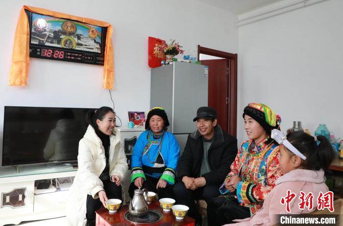 新家是兩層小樓房，一樓布置得充滿現(xiàn)代感，喝著藏式奶茶，一家人聊著今年春節(jié)怎么過。　丁思 攝