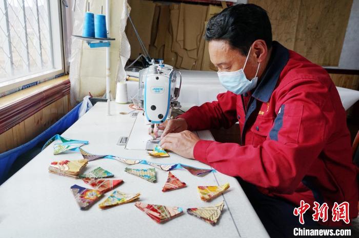 圖為工人正在制作藏式手工藝品?！●R銘言 攝