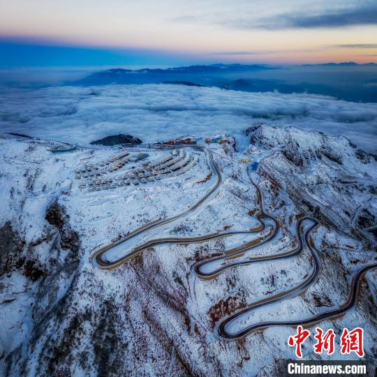 雪后的牛背山山頂和崎嶇的公路?！±顒P 攝