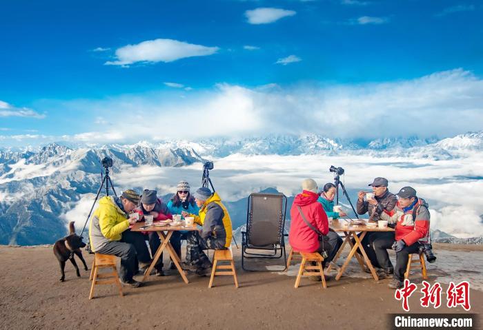 牛背山頂攝影家們的早餐?！d 攝