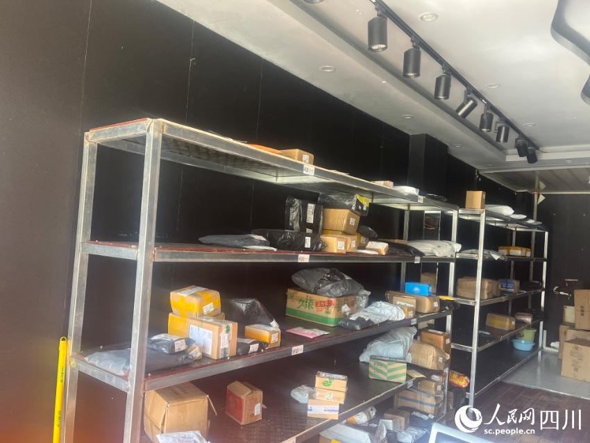 縣城自提點包裹。諸葛輝攝