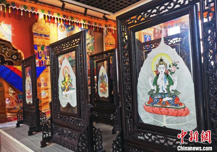 圖為久美尖措創(chuàng)作的藝術品。　張?zhí)砀?攝