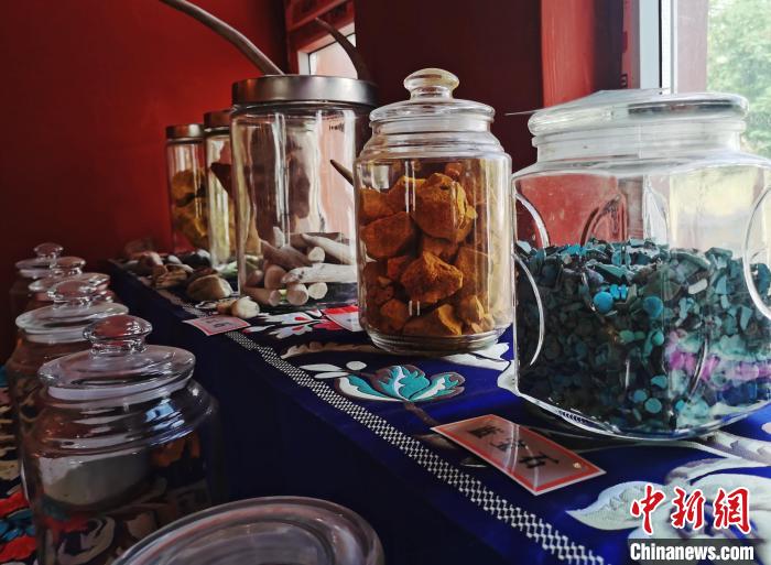 圖為唐卡繪畫礦物顏料展示?！?zhí)砀?攝