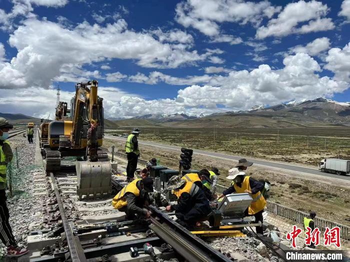 圖為青藏鐵路基礎設施“升級換代”施工現(xiàn)場?！‖F(xiàn)場作業(yè)人員供圖