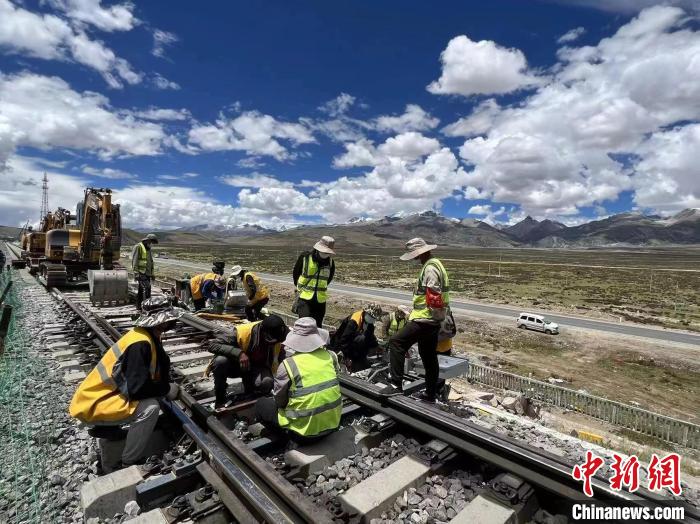圖為青藏鐵路基礎設施“升級換代”施工現(xiàn)場?！‖F(xiàn)場作業(yè)人員供圖