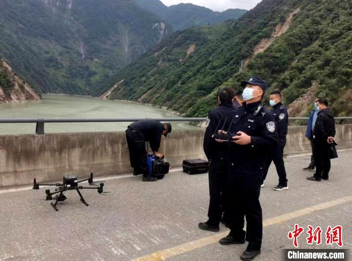 民警組成的搜尋隊利用無人機在震區(qū)開展空中巡查。　甘孜州公安局供圖