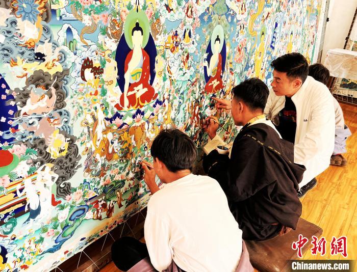青海唐卡藝術(shù)小鎮(zhèn)：“勞模畫師”師帶徒，文化扶貧富一方