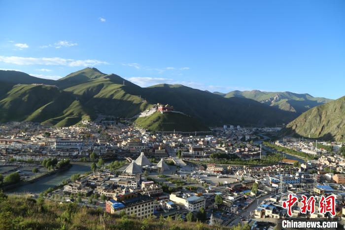 圖為航拍玉樹(shù)市?！∮駱?shù)市委宣傳部供圖