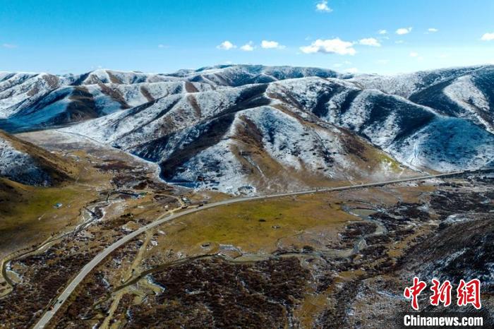 西成高鐵紅原2號隧道出口附近山頭已被雪覆蓋?！⒅铱?攝