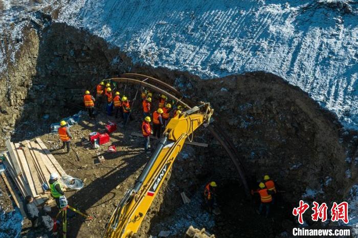 西成高鐵紅原2號隧道出口工人師傅正在進行導向墻、管棚施工作業(yè)?！⒅铱?攝