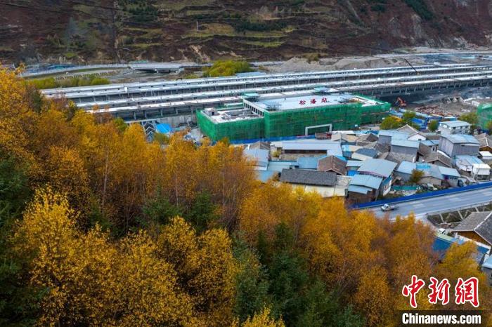 正在建設(shè)的成蘭鐵路松潘站?！⒅铱?攝