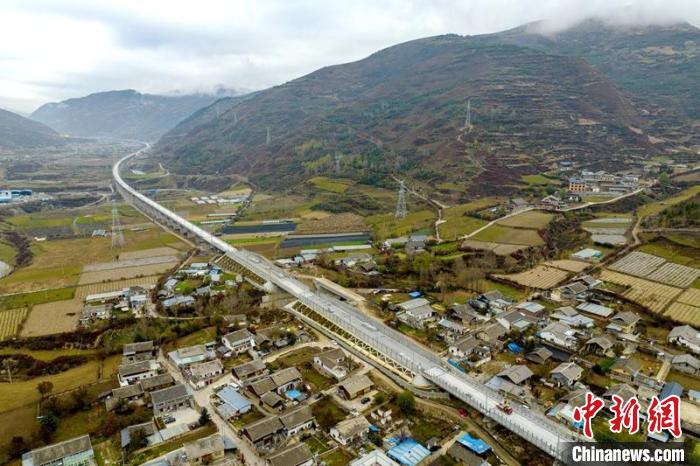 成蘭鐵路松潘右所屯岷江雙線特大橋?！⒅铱?攝