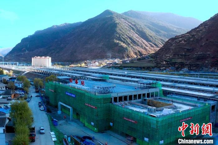 正在建設(shè)中的成蘭鐵路松潘站?！⒅铱?攝