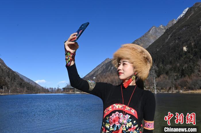 游人在畢棚溝景區(qū)拍照留念?！“苍?攝