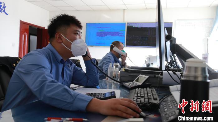 圖為貨運(yùn)調(diào)度人員與外勤工作人員聯(lián)系掌握車輛裝載情況?！±钌?攝