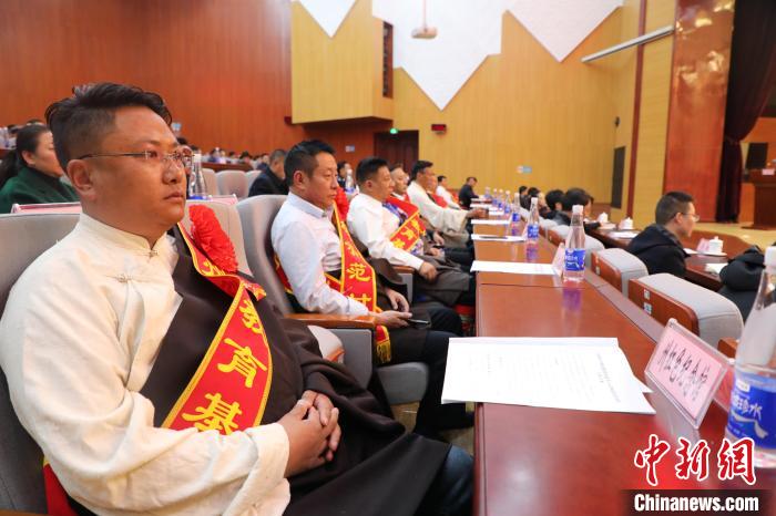 圖為玉樹(shù)州民族團(tuán)結(jié)進(jìn)步創(chuàng)建工作推進(jìn)會(huì)現(xiàn)場(chǎng)。　胡貴龍 攝