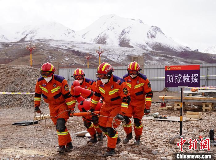 圖為地震實戰(zhàn)拉動現(xiàn)場，參演人員正在轉(zhuǎn)移受傷人員?！∮駱湎拦﹫D